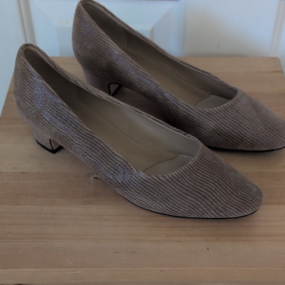 Vaneli Textured Brown Shoes Women's Size 7.5 Low Heel Pump - Picture 2 of 8